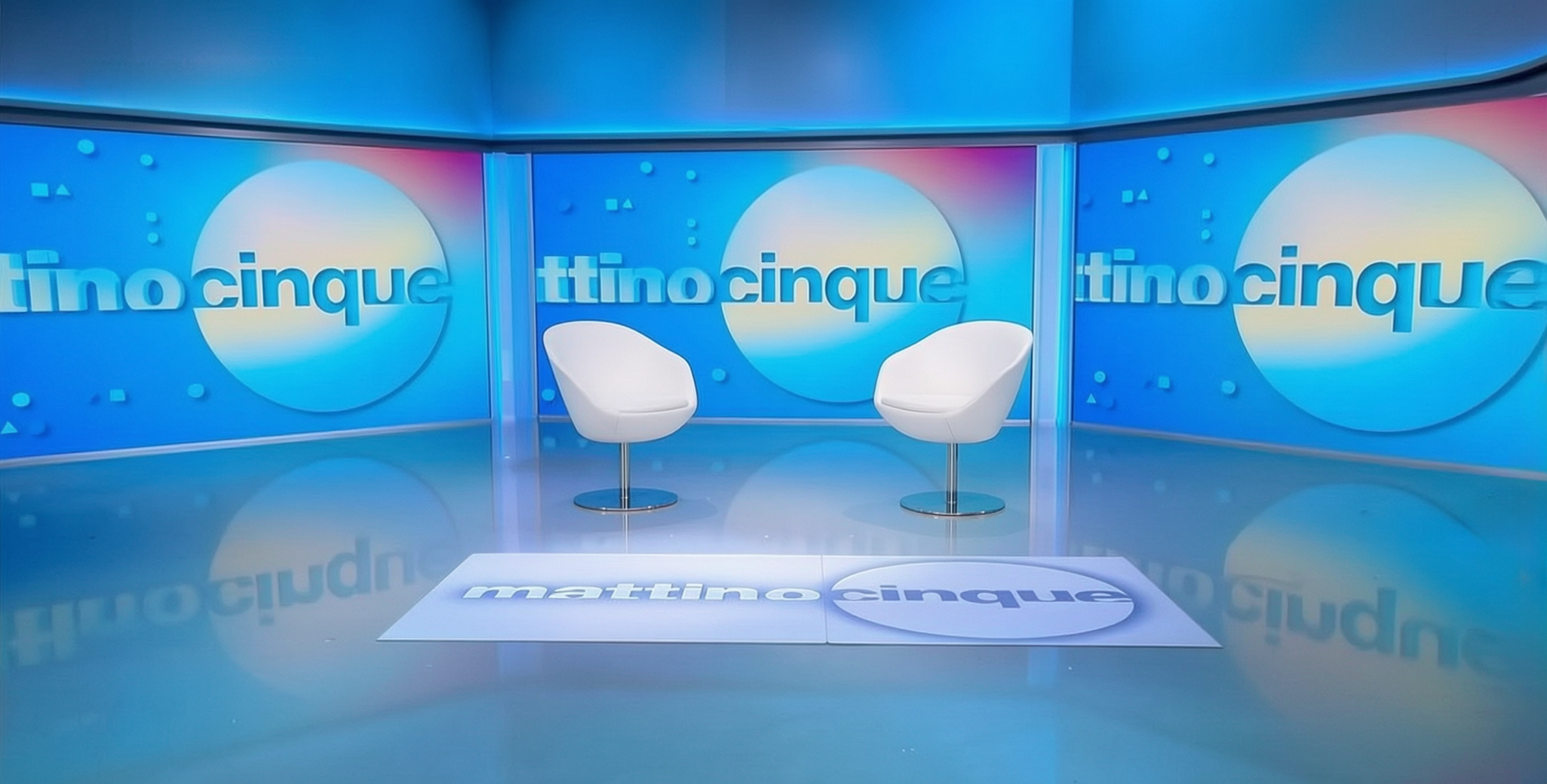 Set professionale per podcast con due poltrone bianche e scenografia blu